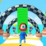 青い服を着たキャラクターが、海の上に配置されたチェック柄のアーチをくぐりながら、カラフルな風船に囲まれた道を進んでいる。