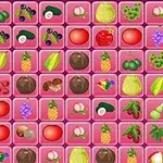 様々な果物と野菜が描かれたピンク色のタイルが並んでいる。