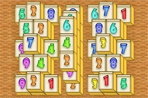 カラフルな数字が描かれた複数の麻雀牌が、木目調の背景の上に並べられている。