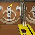 黄色いボールが複数の得点付きのカップを目指して投げられているゲームの画像。