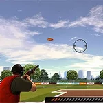 青空の下、赤いベストを着た人物が飛んでいるオレンジ色の的に向かって銃を構えるシーン。