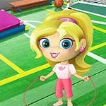 金髪のキャラクターが体育館の中で縄跳びをしている。