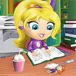 金髪の少女が机で本を読み、周囲に積み重なった本とスムージーがある。