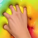 手が虹色のスライムの表面に押し込まれている様子。