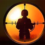 夕日を背景にした銃の照準越しに見える武装した人物のシルエット。
