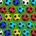 カラフルなサッカーボールが緑の背景に整然と並んでいる画像。