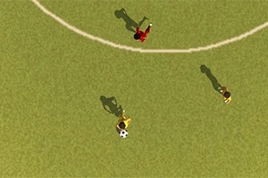 芝生のサッカーフィールドで、上から見た3人の選手とサッカーボール。