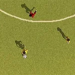 芝生のサッカーフィールドで、上から見た3人の選手とサッカーボール。