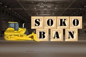倉庫内でブルドーザーが「SOKOBAN」と書かれた木箱を押している場面。