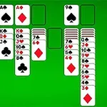 緑色の背景に配置されたトランプカードの山と並べられたカードの列。
