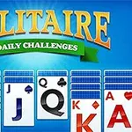 青い背景にカードが並べられ、上部に「SOLITAIRE DAILY CHALLENGES」と書かれています。