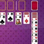 紫色の背景に並んだトランプカードのセット。