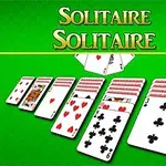 緑の背景にトランプのカードが並べられたソリティアのゲーム画面。