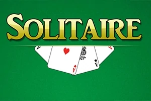 緑の背景に「SOLITAIRE」という大きな金色の文字と、その下に4枚のトランプが並んでいる画像。