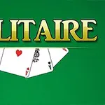 緑の背景に「SOLITAIRE」という大きな金色の文字と、その下に4枚のトランプが並んでいる画像。