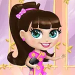 大きな青い目と茶色の髪を持つキャラクターがピンク色のドレスを着て笑顔で立っている。