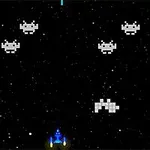 黒い宇宙空間に白いピクセルで描かれたエイリアンと青いスペースシップが並んでいる。