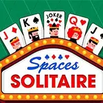 緑の背景に、上部にカード（ジャック、キング、ジョーカー、クイーン、ジャック）が並び、その下に「Spaces Solitaire」と書かれたネオン風のサインボード。
