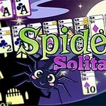 緑色の魔女が右側に立ち、中央に「Spider Solitaire」と書かれているタイトル、左側に笑顔の蜘蛛とトランプのカードが並ぶ画像。