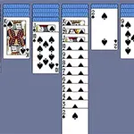 青い背景の上に、並べられたトランプのカードが表示されている画像。