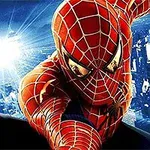 赤と青のコスチュームを着たスーパーヒーローが夜の都市を背景にポーズをとっている。