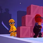 黄色のキャラクターが剣を持って赤いキャラクターを積み上げられた木箱の周りで追いかけている夜のシーン。