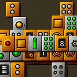 色とりどりのボタンやギアの模様があるオレンジとグレーのブロックが積み重なっている画像。