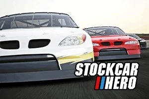 白いレーシングカーと赤いレーシングカーが並んで走っている。