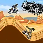砂漠の背景でバイクに乗った3人のライダーがジャンプやスタントをしている。
