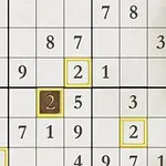 数独のグリッドに数字がいくつか配置されており、一部のマスが黄色で強調表示されている。