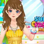 茶色の髪の女性が黄色いドレスを着て、背景に鏡とカラフルなインテリアがある。