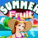 女性が麦わら帽子をかぶり、夏の海辺で飲み物を持って微笑んでいるイラスト。