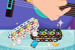 ギターを弾く手と、その下に置かれたカラフルなチェーンブレスレットが描かれています。