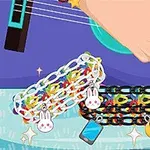 ギターを弾く手と、その下に置かれたカラフルなチェーンブレスレットが描かれています。