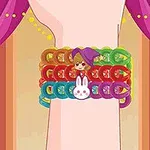 カラフルなビーズのブレスレットが腕に巻かれ、中央にウサギの顔がデザインされた飾りが付いている。