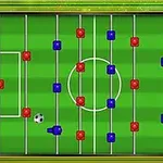緑のフィールドに赤と青のコマが並んでいるサッカー盤を上から見た画像。