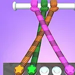 三色のねじれたロープが白いバーに掛けられている画像。
