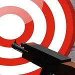 的の中心に銃を構える様子。