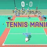 テニスコートで試合が行われており、観客がスタンドに座っている様子。