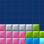青いグリッド背景に、ピンク、グレー、緑、青色のブロックが積み重なっている画像。