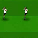 緑のフィールド上で、黄色いユニフォームの選手と白いユニフォームの選手が向かい合っているシーン。