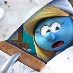 金髪の青いキャラクターが驚いた表情で窓を掃除している。