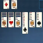 青い背景にトランプの山と並べられたカードが表示されている。