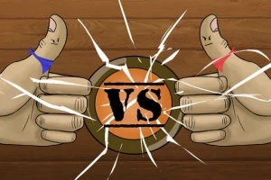 2本の親指が中央の「VS」と書かれた円の上で対決するように配置されており、木目の背景が見える。