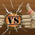 2本の親指が中央の「VS」と書かれた円の上で対決するように配置されており、木目の背景が見える。