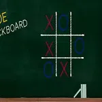 黒板に書かれた三目並べのゲーム盤と、カラフルな「TIC TAC TOE」と「BLACKBOARD」の文字。
