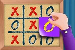 木製の枠に囲まれた三目並べの盤面で、赤い「X」と青い「O」が描かれ、紫色の紙を持つ手が「O」を配置しようとしている。