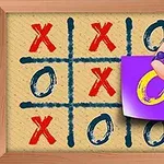 木製の枠に囲まれた三目並べの盤面で、赤い「X」と青い「O」が描かれ、紫色の紙を持つ手が「O」を配置しようとしている。