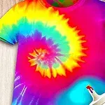 カラフルな渦巻き模様のタイダイTシャツと絵の具ボトル。