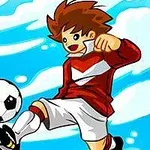 サッカーユニフォームを着たキャラクターが青い空の下でサッカーボールを蹴っているイラスト。